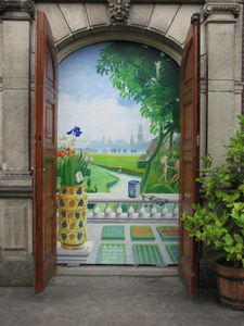 828503 Afbeelding van de muurschildering 'het Utrechts Paradijs' dat als trompe-l'oeil achter de deuren van de ...